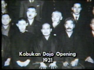 Морихэй Уэсиба на открытие Кобукан Додзё.