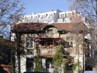В Софии очень много маленьких и забавных домов. Это один из них, рядом с тем местом, где мы жили.