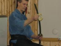 Процесс чистки меча после тренировки по йай-дзюцу.